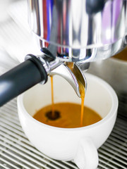 coffee extraction from professional coffee machine with bottomless filter