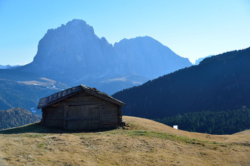 Verlassene Hütte in den Alpen