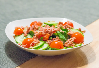 Lachssalat mit tomaten und Gurken