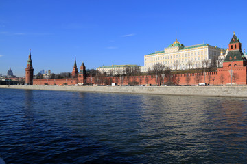 Obraz premium Heavy traffic on the main road passing by the famous Kremlin in Moscow, Russia
