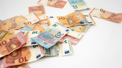 Obraz na płótnie Canvas Euro Geld Scheine Bargeld durcheinander vor weißen Hintergrund