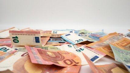 Euro Geld Scheine Bargeld vor weißen Hintergrund close-up