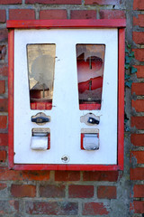 Alter Kaugummiautomat au&szlig;er Betrieb