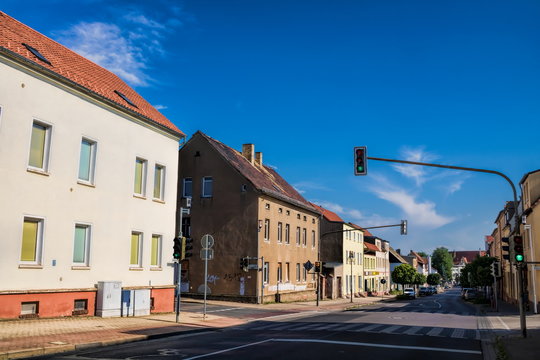 schkeuditz, deutschland - stra&szlig;e mit alten h&auml;usern