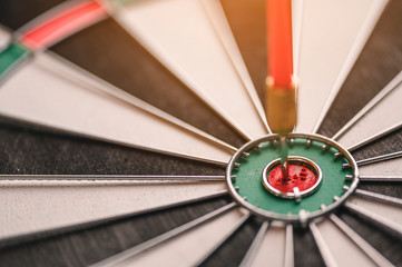 Arrow, target, business, Success, planned, Planning concept. The red arrow in the middle of the...