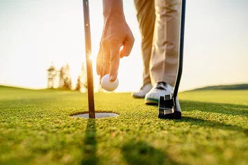 Stoff pro Meter Lifestyle, Golf, Aktivität, Outdoor, Sport, Golferkonzept. Golfer sammeln Golfbälle, die morgens im grünen Gras des Golfplatzes einlochen. © Day Of Victory Stu.