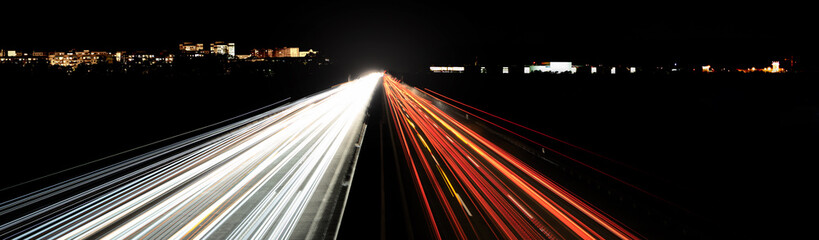 autobahn lichtspuren stadt silhouette in der nacht, konzept für verkehr, transport, reisen