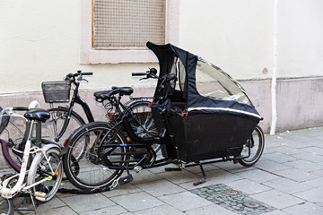 Bicicletas aparcadas en acera.