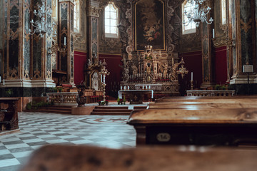 Katholische Kirche mit Gold