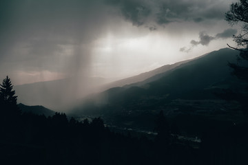 Regenwolken in den Bergen