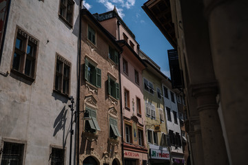 Fototapeta na wymiar Bunte Häuser in Südtirol