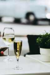 Coupe de champagne sur une table de bistro
