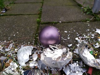 Zerbrochene Weihnachtskugeln nach dem Weihnachtsfest zwischen Heiligabend und Silvester zeigen die...