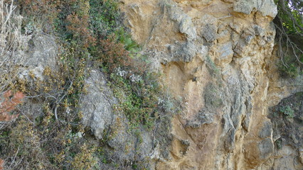 Aggregato minerale di massa imponente. Roccia sul mare