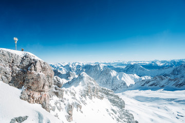 Fototapeta na wymiar Bergpanorama mit Gipfelkreuz und Felsen und Schnee