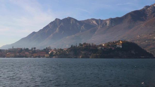LAGO DI COMO CON MONTGNE