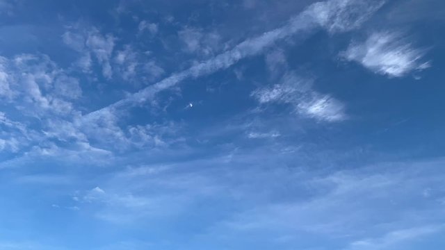 昇る月を横切る4本の飛行機雲 流れる雲 青空 絹層雲 高層雲 タイムラプス 雲_07v_00660(HTVK0685_PR_2_MOV_timelapse)