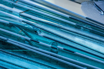 Zerbrochene Glasscheiben im Altglas Container