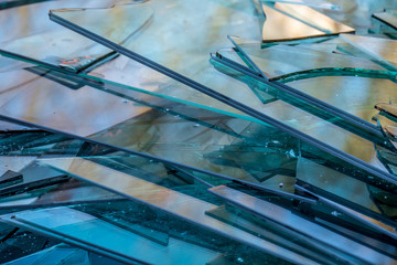 Zerbrochene Glasscheiben im Altglas Container
