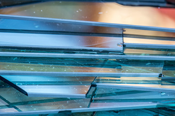 Zerbrochene Glasscheiben im Altglas Container