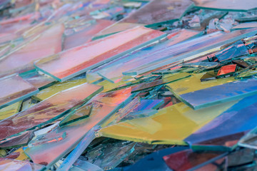 Zerbrochene Glasscheiben im Altglas Container