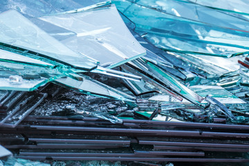 Zerbrochene Glasscheiben im Altglas Container