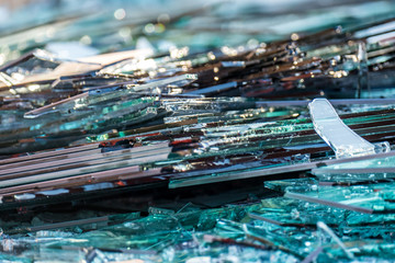 Obraz premium Zerbrochene Glasscheiben im Altglas Container