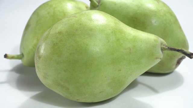 Peras sobre fondo blanco