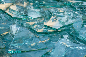 Zerbrochene Glasscheiben im Altglas Container