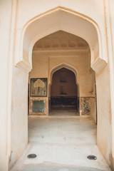 Fototapeta na wymiar JAIPUR, RAJASTHAN/INDIA: pillar passage, corridor with an Indian-style arch