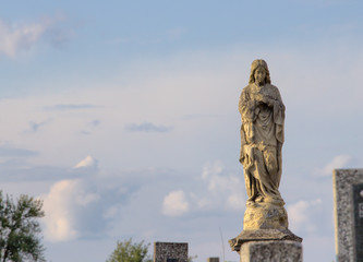 Obraz premium Figure of Mary at the cemetery