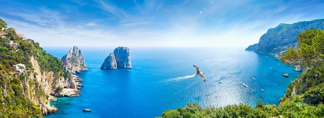 Collage panoramique avec les célèbres rochers Faraglioni, Marina Piccola et Monte Solaro sur l& 39 île de Capri, en Italie.