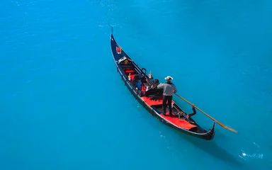 Foto op Plexiglas Gondels Gondelier vervoert toeristen op gondel Grand Canal van Venetië, Italië