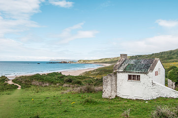 Fototapeta na wymiar Cabin at the coast in Ireland