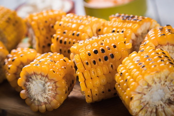 Grilled sweet corn slices