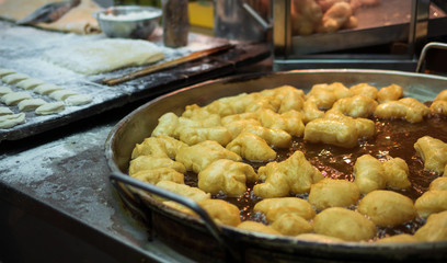 Padnoongo is made from wheat flour and kneaded into a frying pan. It is Chinese food that is popularly eaten in the morning or as a snack. It can be eaten with coffee or others as you like..