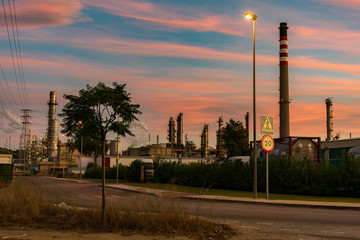 Refineria de petroleo al amanecer