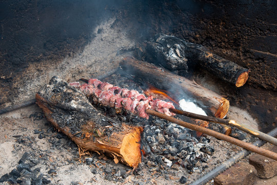 In Madeira the typical espetada is beef in a bay laurel skewer, seasond with salt, pepper, garlic and bay leafs. It is then cooked over hot charcoal or a log fire.