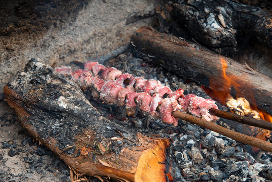 In Madeira the typical espetada is beef in a bay laurel skewer, seasond with salt, pepper, garlic and bay leafs. It is then cooked over hot charcoal or a log fire.