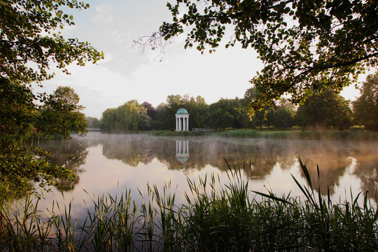 Parkteich mit Pavillon