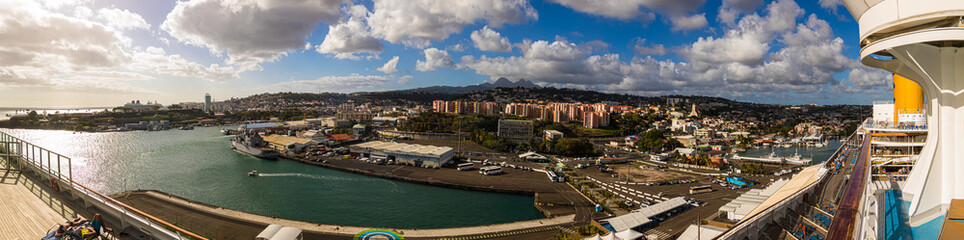 Fototapeta na wymiar Martinique Fort de France Einfahrt in den Hafen / Panorama