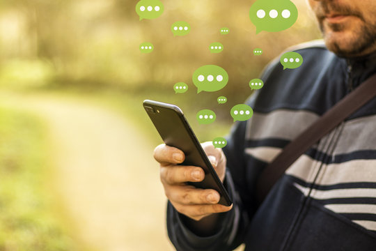 Jeune homme utilisant un téléphone portable et les réseaux sociaux