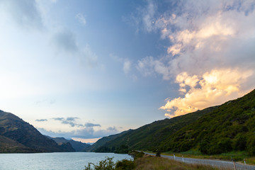 夕陽に照らす湖　ゆっくりとしたライフスタイル