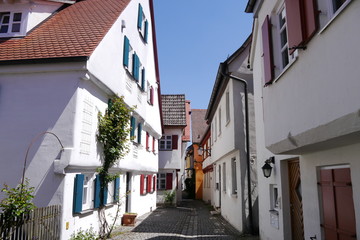 Fototapeta na wymiar Weiße Häuser in der Münzgasse in Günzburg