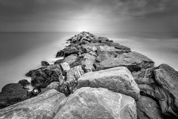 Photo sur Aluminium Noir et blanc Longue exposition noire et blanche d& 39 une jetée rocheuse disparaissant dans l& 39 horizon