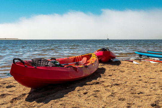 Barcos a remos localizados na praia da vila da Afurada na cidade de V. N. Gaia, Portugal.