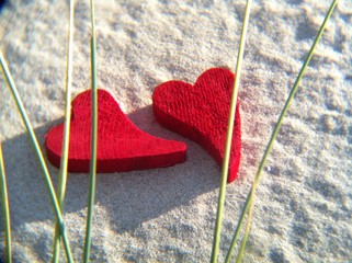 Herzen im Sand am Strand Liebe rot 