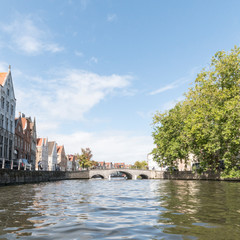 Obraz premium Blick vom Boot aus auf historische Gebäude am Fluss, Brügge, Belgien
