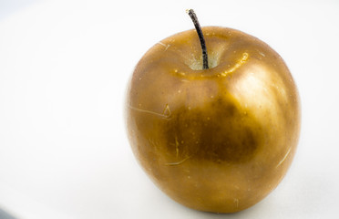 Złote jabłko izolowane - obrazy, fototapety, plakaty