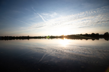 stimmungsvoller Sonneuntergang am See